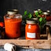 Eingekochte Tomaten im Schraubglas