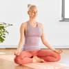 Frau macht Yoga für das Immunsystem im Schneidersitz