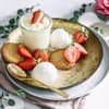 Erdbeeren mit weißer Schokomousse und Joghurt-Eis 