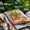 Gegrillter Lachs mit Zitronenscheiben und frischen Kräutern