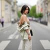 Frau trägt einen Glossy Bob