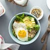Herzhaftes Porridge mit Spiegelei und Avocado