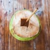 Kokoswasser gesund und frisch aus der Kokosnuss