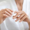 Frau entfernt sich mit Hausmitteln den Nagellack