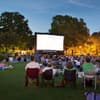 Viele Menschen bei einem Open Air Kino
