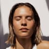 Frau mit leichtem Sommer-Make-up