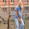 Model in Sommershirt mit Wellenborte von Lana Grossa
