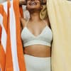 Frau in einem gestreiften Bikini