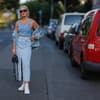 Frau trägt einen Jeansrock im Streetstyle
