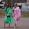 Zwei Frauen tragen Kleider im Streetstyle