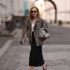 Sonia Lyson trägt einen Midirock im Streetstyle