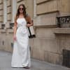 Diane Batoukina trägt ein weißes Kleid im Streetstyle