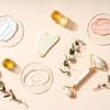 Ayurvedische Gesichtspflege-Tools und Cremes