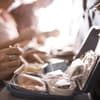 Eingepacktes Essen im Flugzeug