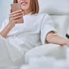 Frau am Handy bekommt eine Infusion