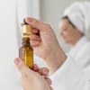 Frau hält Serum