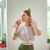 Frau mit Zopfgummi und Trinkflasche
