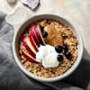 Schüssel mit Porridge, Mandelmus und Obst