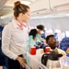 Stewardess benutzt einen Flugbegleiter-Code
