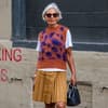 Frau mit kurzer Frisur, Sonnenbrille und Pullunder