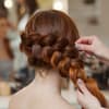 Frau mit seitlich geflochtenen Haaren
