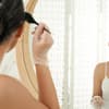 Frau färbt sich zu Hause die Haare 