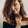 Frau greift ihre Haare