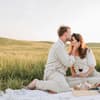 Ein Ehepaar feiert seinen Hochzeitstag mit einem Picknick