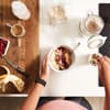 Schüssel mit Porridge und verschiedenen Zutaten in der Küche