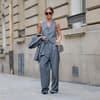 Diane Batoukina trägt eine Anzugweste im Streetstyle