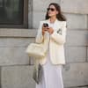 Frau trägt Kleid und Blazer im Streetstyle