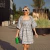 Justyna Czerniak in einem gesmokten Kleid