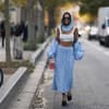Frau trägt Strickrock im Streetstyle