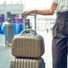 Frau mit Handgepäck am Flughafen
