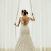 Frau in Brautkleid