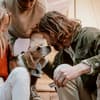 Familie auf einem Campingplatz mit Hund
