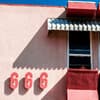 Die Zahlen 666 an einer Hauswand.
