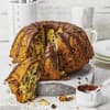 Napfkuchen mit Schokolade angeschnitten
