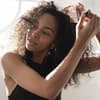 Frau kämmt Locken