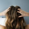 Frau mit abgebrochenen Haaren