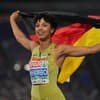 Malaika Mihambo hält die Deutschland-Flagge.