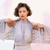 Model in gestricktem Schulterwärmer Celeste von LANGYARNS