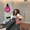Redakteurin Laura Carstens bekommt eine Vitamin C Infusion.