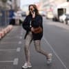 Frau trägt eine Leggings mit Leoprint