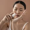 Asiatische Frau verwendet Serum
