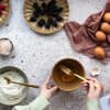 Eine Frau backt Kuchen mit einem Mehlersatz