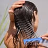 Eine Frau kämmt nasse Haare.