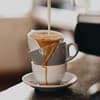 Drei Tassen Kaffee übereinander gestapelt.