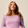 Model in gestricktem Setapura Pullover mit Ajourmuster von Lana Grossa
