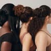 Frauen mit Seiden-Haargummis in den Haaren